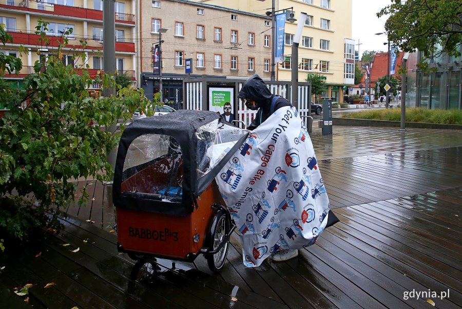 Podpisanie przez gdynian pierwszych czterech umów na dotacje zakupu rowerów towarowych, fot. Przemysław Kozłowski