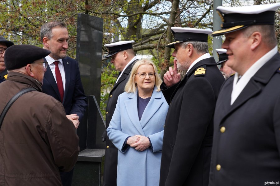 Rozmawiają wiceprezydent Gdyni Tomasz Augustyniak, członkini zarządu wojew&oacute;dztwa pomorskiego Agnieszka Baranowska i dow&oacute;dca 3 Flotylli Okręt&oacute;w kadm. Andrzej Ogrodnik