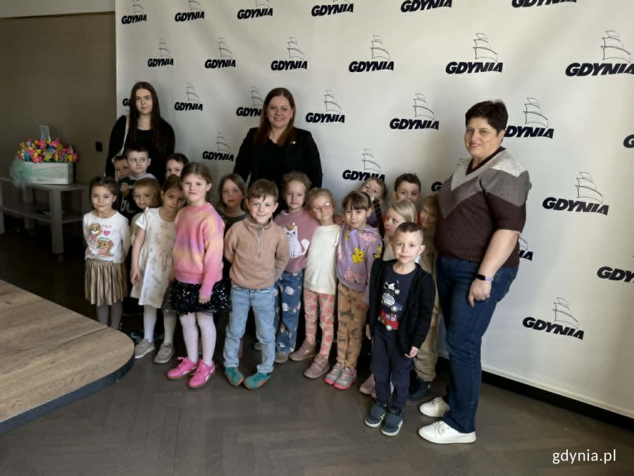 Grupa dzieci i tr&oacute;jka dorosłych