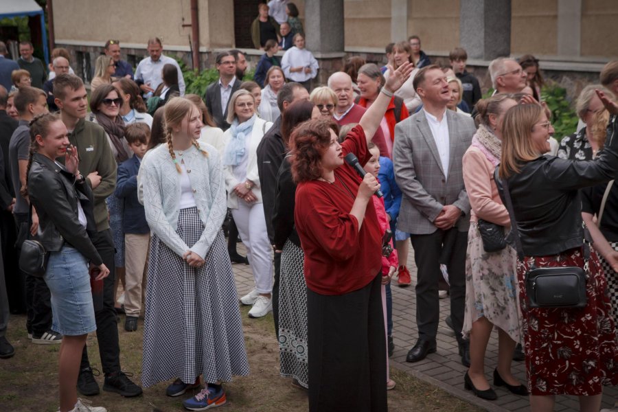 Grupa os&oacute;b w eleganckich strojach