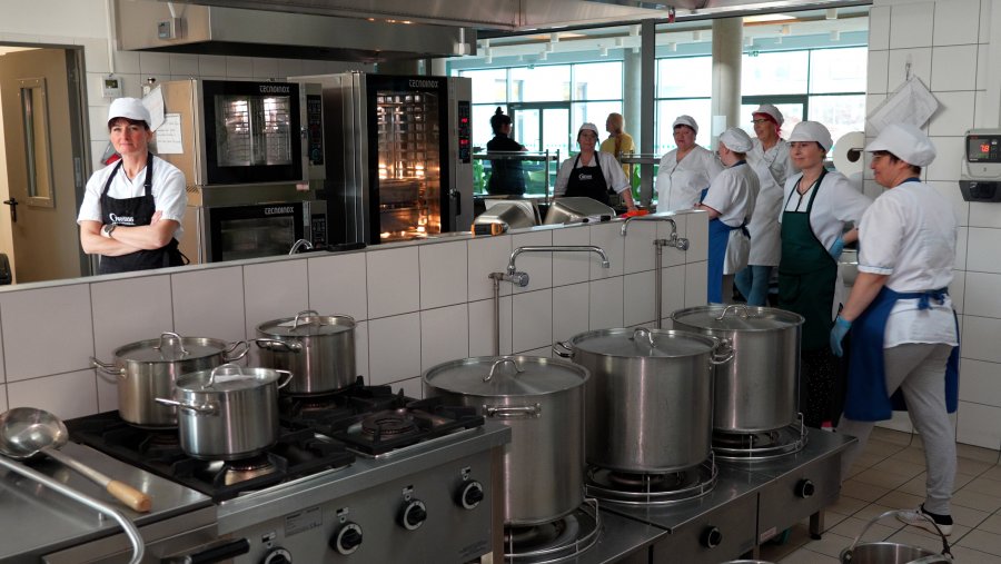 Załoga stoł&oacute;wki ZSO nr 8 podczas przygotowań posiłk&oacute;w