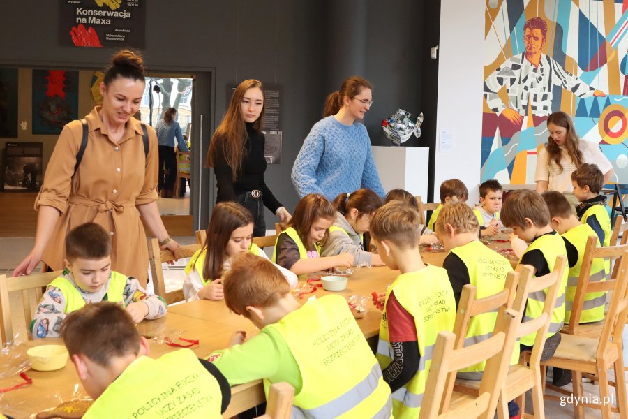 Projekt &bdquo;Wyjście z klasą&rdquo; w Muzeum Miasta Gdyni, za zdjęciu uczniowie z SP 52 podczas warsztat&oacute;w zdobienia piernik&oacute;w (fot. Katarzyna Balcerzak)