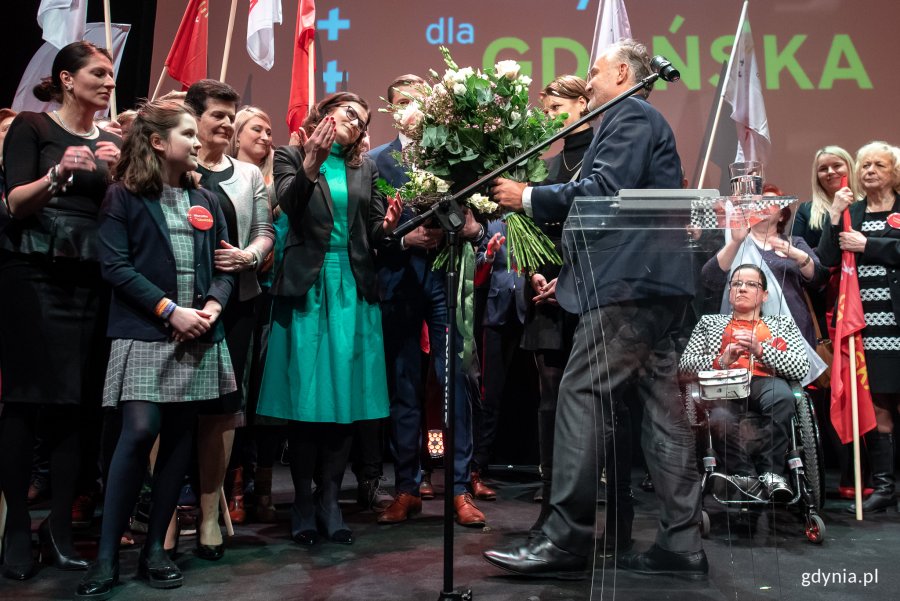 Prezydent Gdyni Wojciech Szczurek wręcza kwiaty prezydent Gdańska Aleksandrze Dulkiewicz // fot. Dawid Linkowski