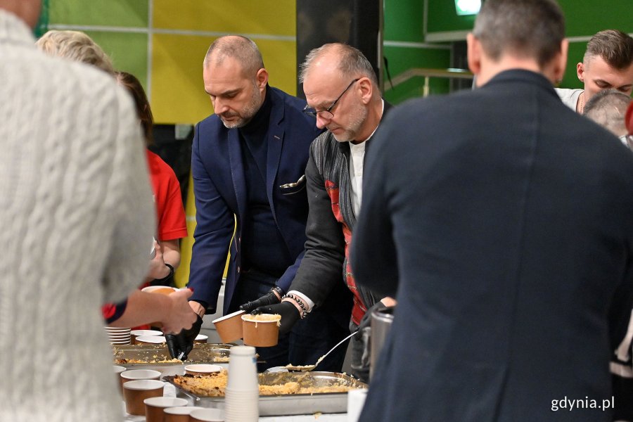 Wiceprezydent Michał Guć pomaga przy nakładaniu posiłków 