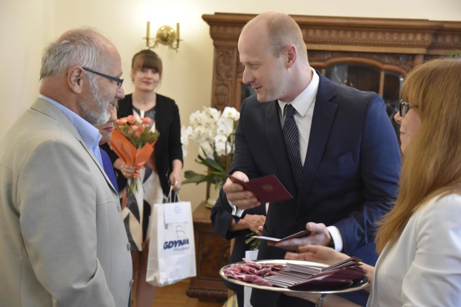 Wiceprezydent Bartosz Bartoszewicz wręczył medale za Długoletnie Pożycie Małżeńskie // fot. Lechosław Dzierżak