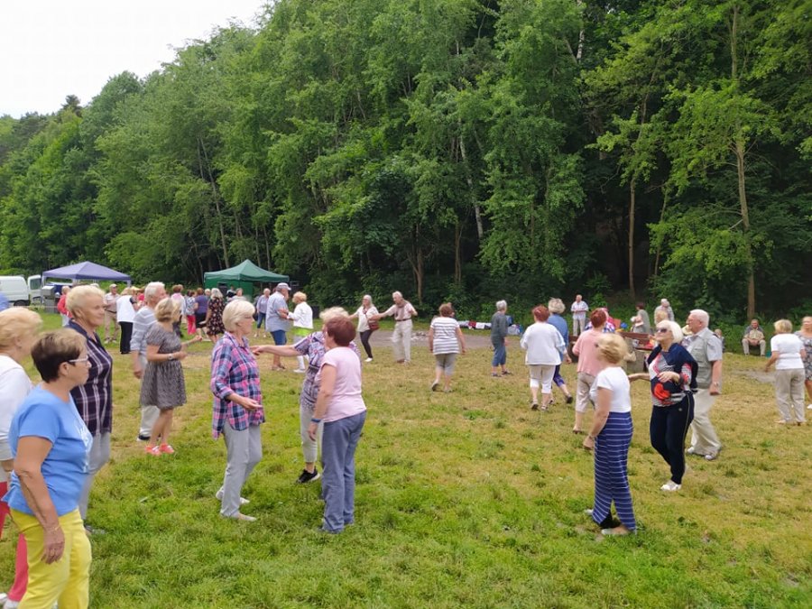 Na zdjęciu znajdują się seniorzy podczas pikniku na Polance Redłowskiej w Gdyni