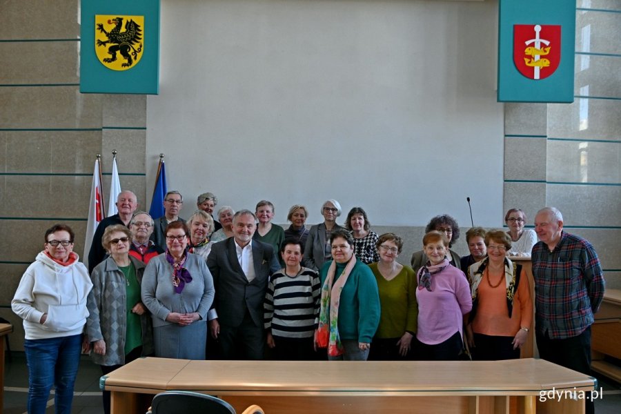 Seniorzy z Centrum Aktywności Seniora wraz z prezydentem Gdyni Wojciechem Szczurkiem, Joanną Zielińską - przewodniczącą Rady Miasta oraz radnymi Elżbietą Raczyńską i Zenonem Rodą