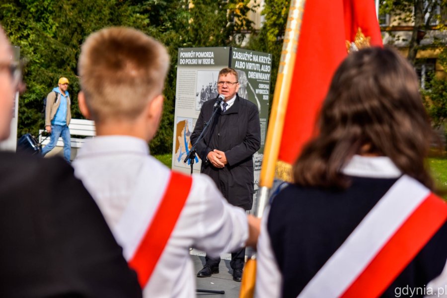 Prof. dr hab. Mirosław Golon, prezes gdańskiego oddziału Instytutu Pamięci Narodowej, podczas wernisażu wystawy „Zasłużyć na krzyż: albo Virtuti, albo drewniany. Obrona Wybrzeża 1939” na skwerze Kościuszki. Na pierwszym planie poczet sztandarowy - reprezentanci pomorskich szkół // fot. Paweł Kukla