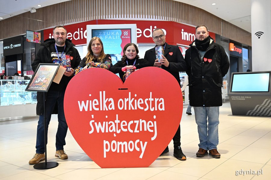 Od prawej: radny miasta Łukasz Strzałkowski, wicewojewoda pomorski Emil Rojek, prezydent Gdyni Aleksandra Kosiorek, radna miasta Natalia Kłopotek-Gł&oacute;wczewska i wiceprezydent Tomasz Augustyniak kwestujący w Centrum Riviera 