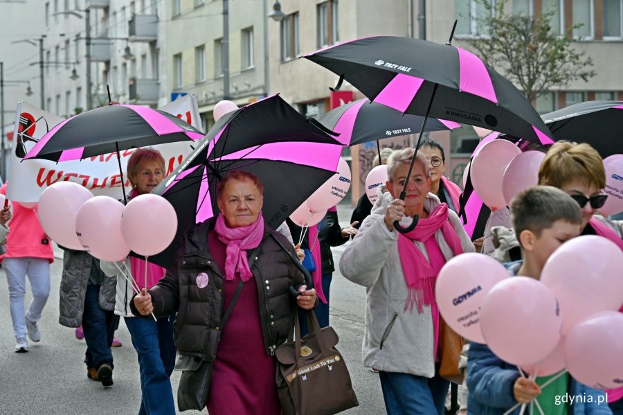 Uczestniczki Marszu R&oacute;żowej Wstążki na ul. Świętojańskiej 