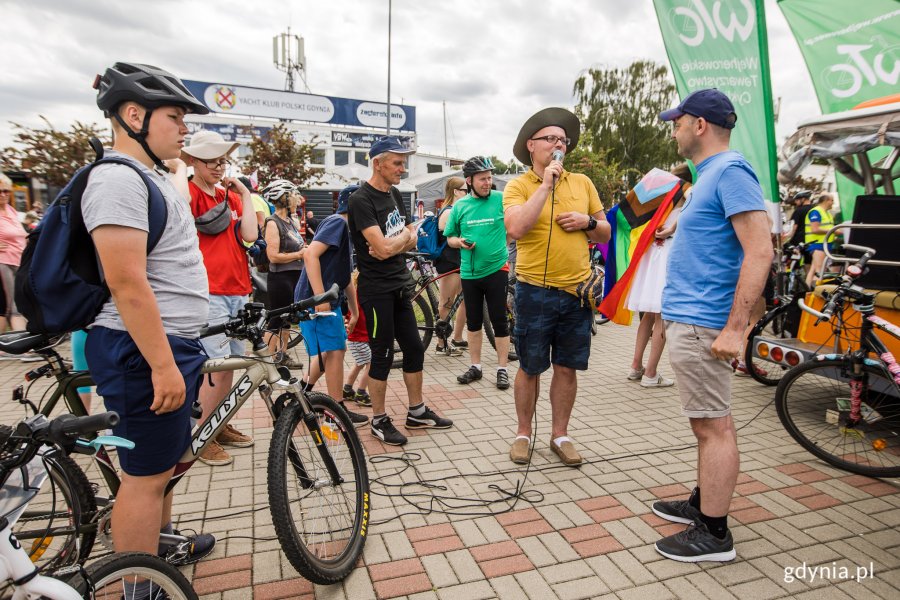 Na zdjęciu rozmawiający ludzie, część z nich siedzi na rowerach