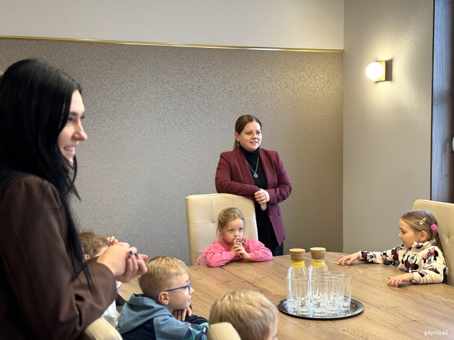 Dzieci siedzą przy stole