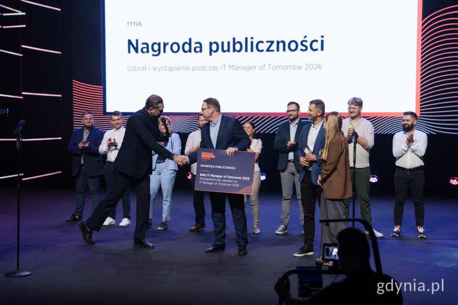 Oosby na scenie z nagrodami