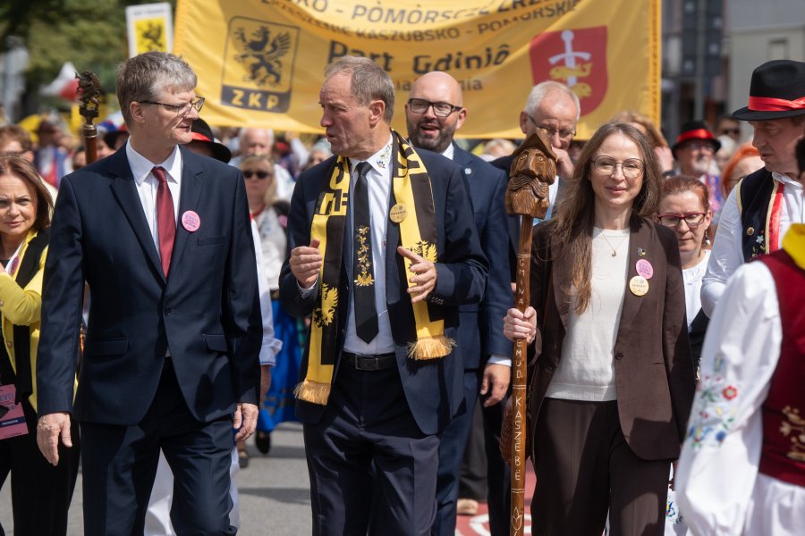 W XXVII Światowym Zjeździe Kaszub&oacute;w wzięli udział między innymi: Ministra Rodziny, Pracy i Polityki Społecznej Agnieszka Dziemianowicz-Bąk, marszałek wojew&oacute;dztwa pomorskiego Mieczysław Struk, wiceprezydent Gdyni Rafał Geremek 