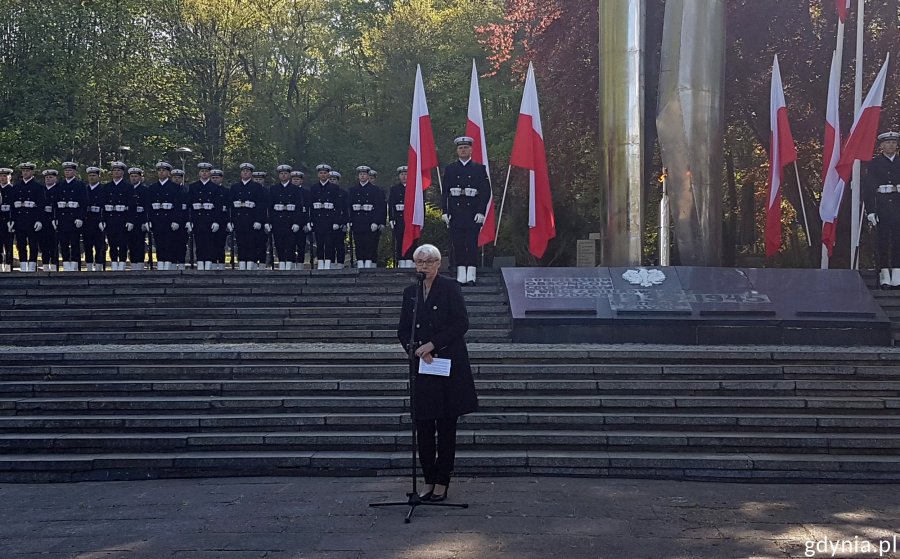 Przewodnicząca Rady Miasta Gdyni Joanna Zielińska przemawia podczas uroczystości z okazji rocznicy zakończenia II wojny światowej  / fot. Dorota Nelke