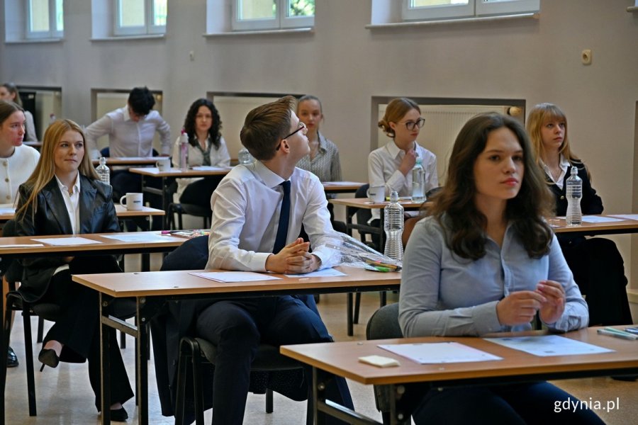 Abiturienci z III LO, którzy przystąpili do matury międzynarodowej, siedzący na sali egzaminacyjnej