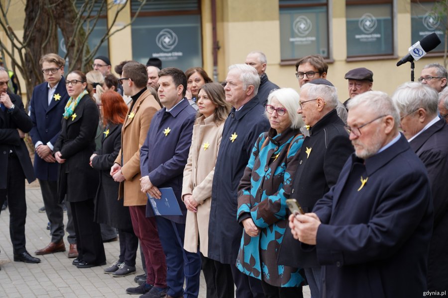 Na zdjęciu m.in. (od prawej): Jakub Szadaj, przewodniczący gdańskiego oddziału Towarzystwa Społeczno-Kulturalnego Żyd&oacute;w, radna Gdyni Joanna Zielińska, senator Sławomir Rybicki, radna Gdyni Monika Strzałkowska, wiceprezydent Gdyni Maciej Zielonka, posłanka Wioleta Tomczak i wiceprzewodniczący Rady Miasta Gdyni Ireneusz Trojanowicz