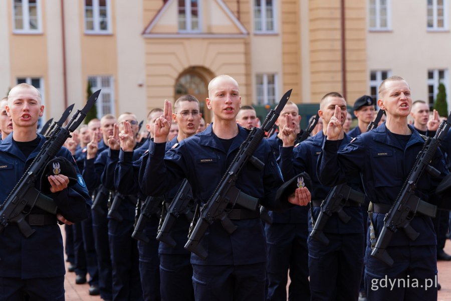 Podchorążowie Akademii Marynarki Wojennej składający przysięgę wojskową 