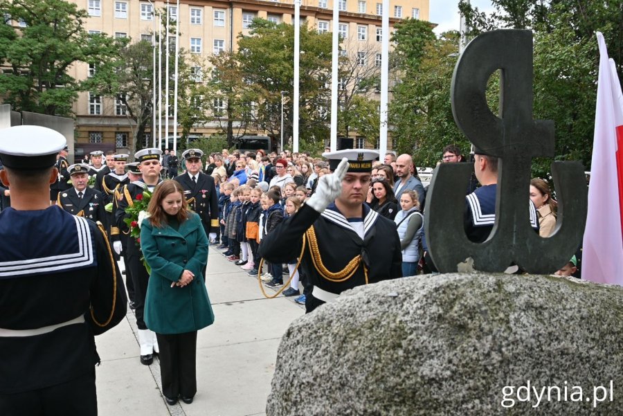 Aleksandra Kosiorek, prezydent Gdyni złożyła kwiaty przed pomnikiem Armii Krajowej (fot. Magdalena Starnawska)