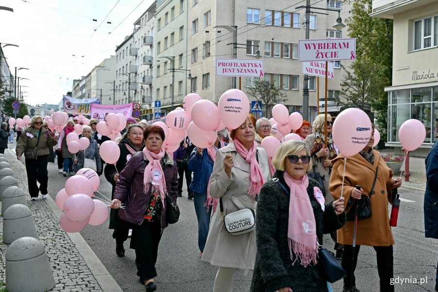 Uczestniczki Marszu R&oacute;żowej Wstążki na ul. Świętojańskiej 