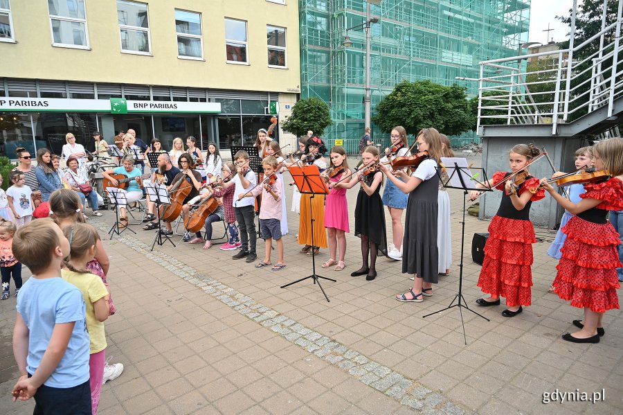 Uczniowie Szkoły Muzycznej I i II stopnia im. Z. Noskowskiego grają koncert na placu Kaszubskim w ramach cyklu spotkań "Chodźcie na plac Kaszubski" // fot. Michał Puszczewicz