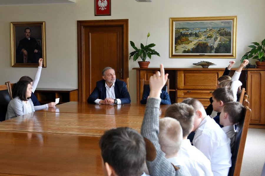 Uczniowie z III B Szkoły Podstawowej nr 31 z Gdyni u prezydenta Wojciecha Szczurka // fot. Michał Kowalski