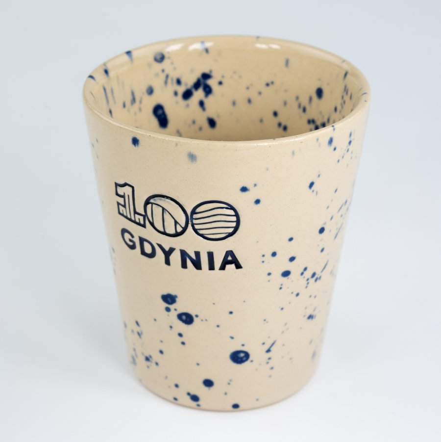 Kubek ceraminczy z logo 100-lecia (fot. Filip Miotk/MIT)