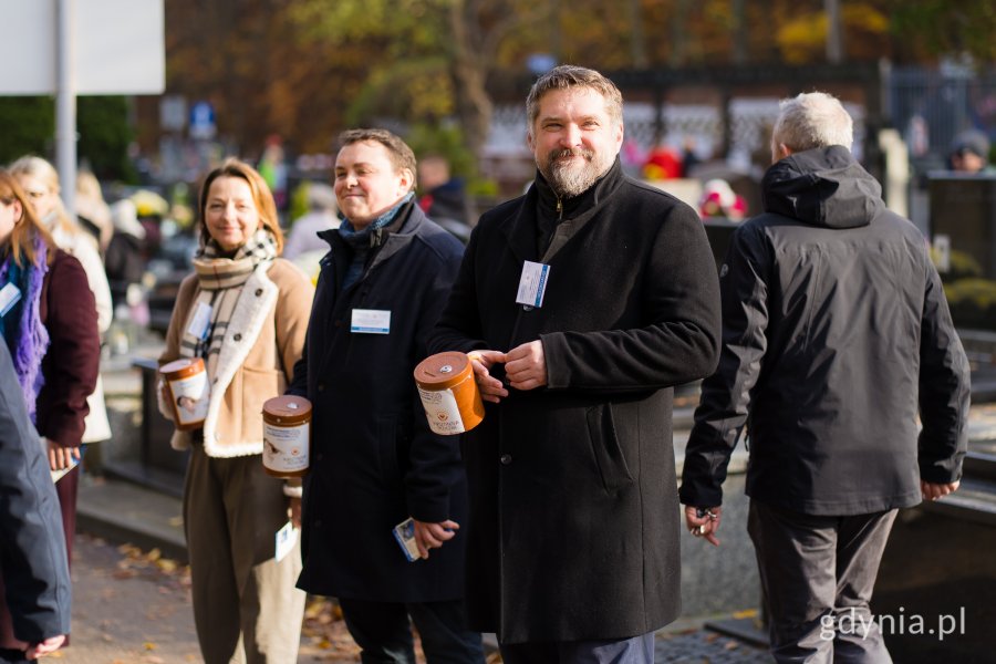 Od prawej: Tadeusz Szemiot - przewodniczący Rady Miasta Gdyni, Maciej Wojnicki - radny dzielnicy Witomino i radna miasta Larysa Kramin podczas kwesty na rzecz gdyńskiego hospicjum