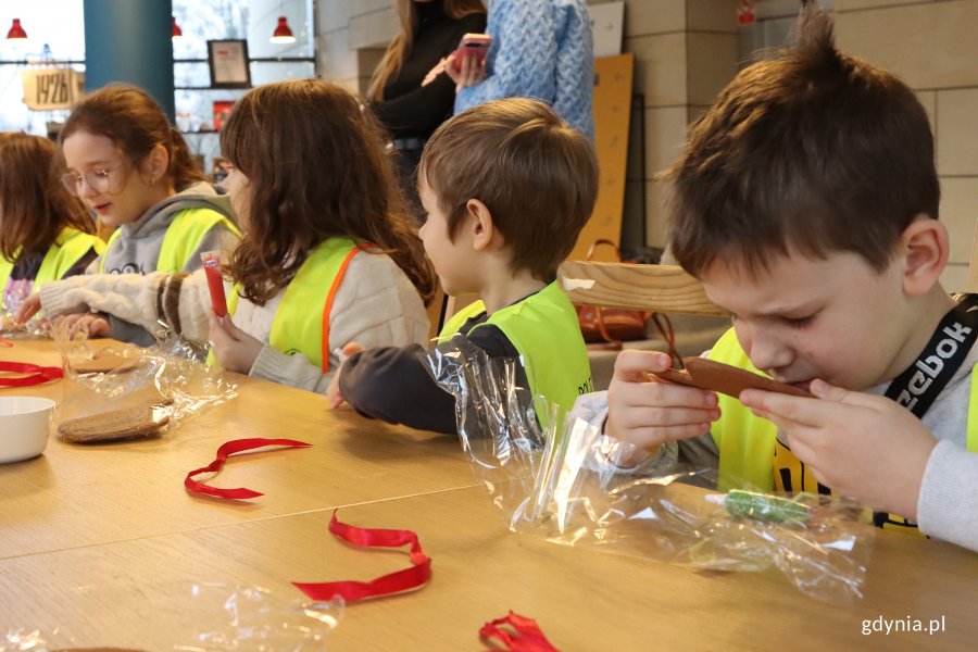 Projekt &bdquo;Wyjście z klasą&rdquo; w Muzeum Miasta Gdyni, za zdjęciu uczniowie z SP 52 podczas warsztat&oacute;w zdobienia piernik&oacute;w (fot. Katarzyna Balcerzak)