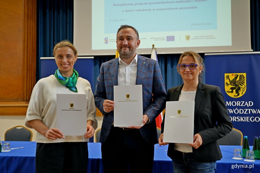Od lewej: Monika Chabior – zastępczyni prezydent Gdańska ds. rozwoju społecznego i równego traktowania, Tomasz Augustyniak – dyrektor zarządzający ds. społecznych Urzędu Miasta Gdyni oraz Magdalena Cieślik – wiceprezydentka Sopotu z podpisanymi porozumieniami dotyczącymi  realizacji „Programu polityki zdrowotnej profilaktyki krztuśca w województwie pomorskim u osób 65+ z rozpoznaniem przewlekłych chorób układu oddechowego” (fot. Magdalena Czernek)