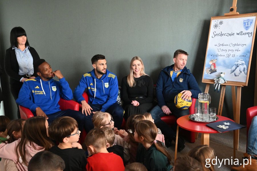 Spotkanie czytelnicze w Szkole Podstawowej nr 13. Na zdjęciu (od lewej):  piłkarze Arki Gdynia Alassane Sidibe i Marc Navarro Ceciliano, radna Gdyni Anna Salomon, przewodniczący Rady Nadzorczej Arki Gdynia Marcin Gruchała (fot. Magdalena Starnawska)