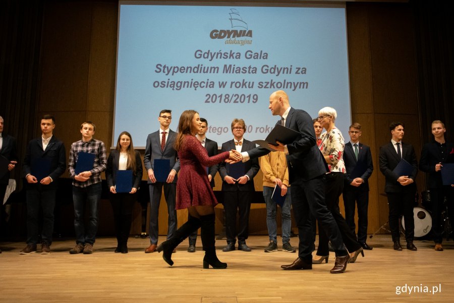 Zdolni gdyńscy uczniowie i studenci odebrali stypendia z rak wiceprezydenta Gdyni Bartosza Bartoszewicza oraz Joanny Zielińskiej, przewodniczącej Rady Miasta Gdyni // fot. Anna Rezulak 