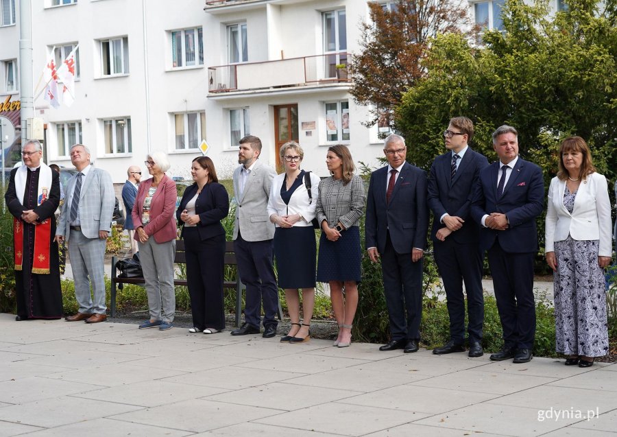 Na zdjęciu od lewej m.in.: ks. prałat dr Sławomir Decowski, radna Joanna Zielińska, prezydent Aleksandra Kosiorek, radny Dominik Aziewicz, radna Agnieszka Tokarska, radna Monika Strzałkowska, Krzysztof Dośla, poseł Michał Kowalski i Małgorzata Zwiercan
