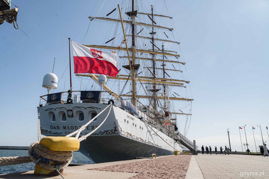 Wypłynięcie Daru Młodzieży z portu w Gdyni, fot. Kamil Złoch