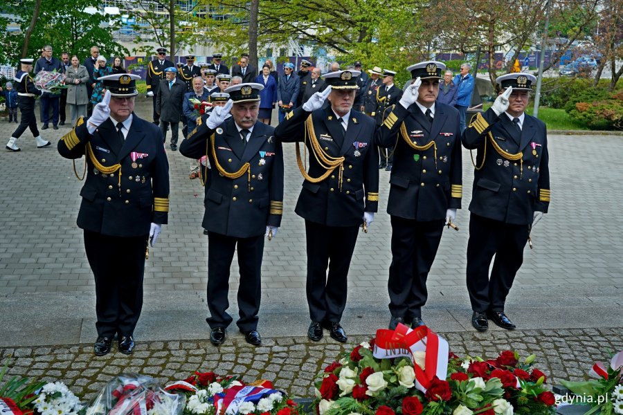 Przedstawiciele Marynarki Wojennej składający kwiaty pod pomnikiem Obrońców Wybrzeża na Cmentarzu Wojennym w Redłowie podczas uroczystości z okazji 80. rocznicy zakończenia II wojny światowej 