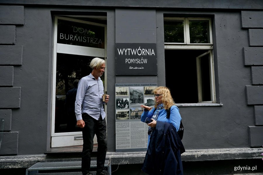 Joanna Leman - kierownik Referatu Wsp&oacute;łpracy z Zagranicą Urzędu Miasta Gdyni i Mirosław Studniak podczas premierowego spaceru szlakiem UNESCO