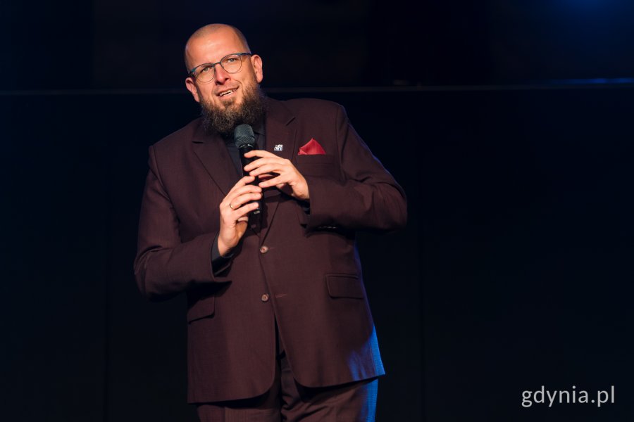 Mężczyna w garniturze z mikrofonem