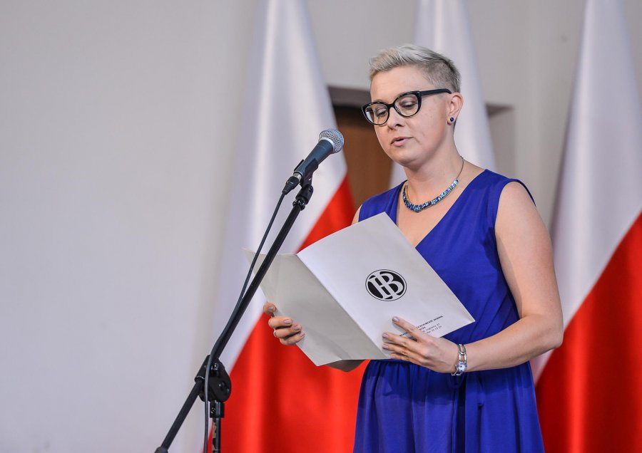 Uroczystości w III LO w Gdyni i wizyta pary prezydenckiej - Magdalena Sildatke odczytuje wystąpienie absolwentów, fot. Przemysław Świderski