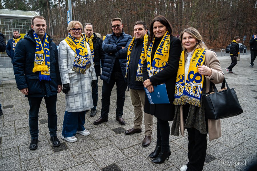 Radni Rady Miasta Gdyni, od prawej m.in. Monika Strzałkowska, Mariola Śrubarczyk-Cichowska, Maciej Zielonka, Teresa Bysewska, Norbert Anisowicz. Symboliczne odsłonięcie tablicy z nazwą placu Janusza Kupcewicza przy Stadionie Miejskim w Gdyni (fot. Kamil Złoch)