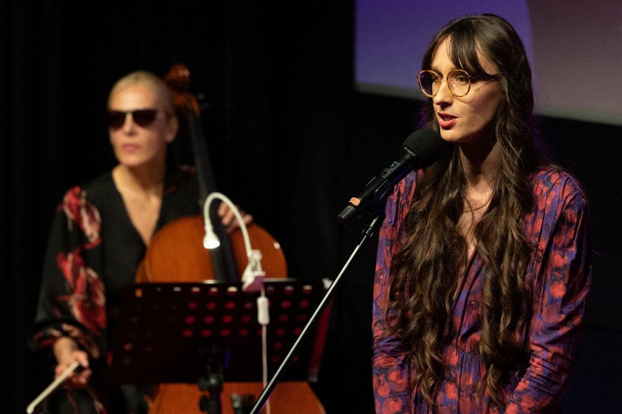 Krystyna Weiher-Sitkiewicz, rzeczniczka prasowa gdyńskiej edycji festiwalu Millennium Docs Against Gravity, podczas gali otwarcia w Gdyńskim Centrum Filmowym im. Leszka Kopcia 