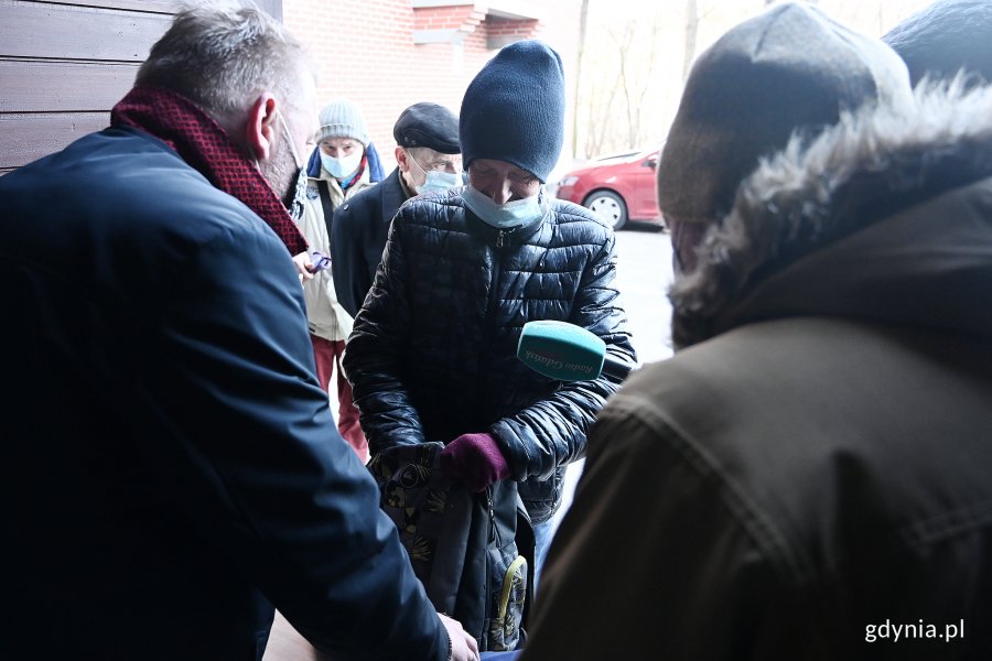 Osoby samotne i potrzebujące otrzymały paczki z tradycyjnymi wielkanocnymi produktami. ok. 60 osób odebrało je w niedziele przy kościele oo. franciszkanów // fot. Michał Puszczewicz