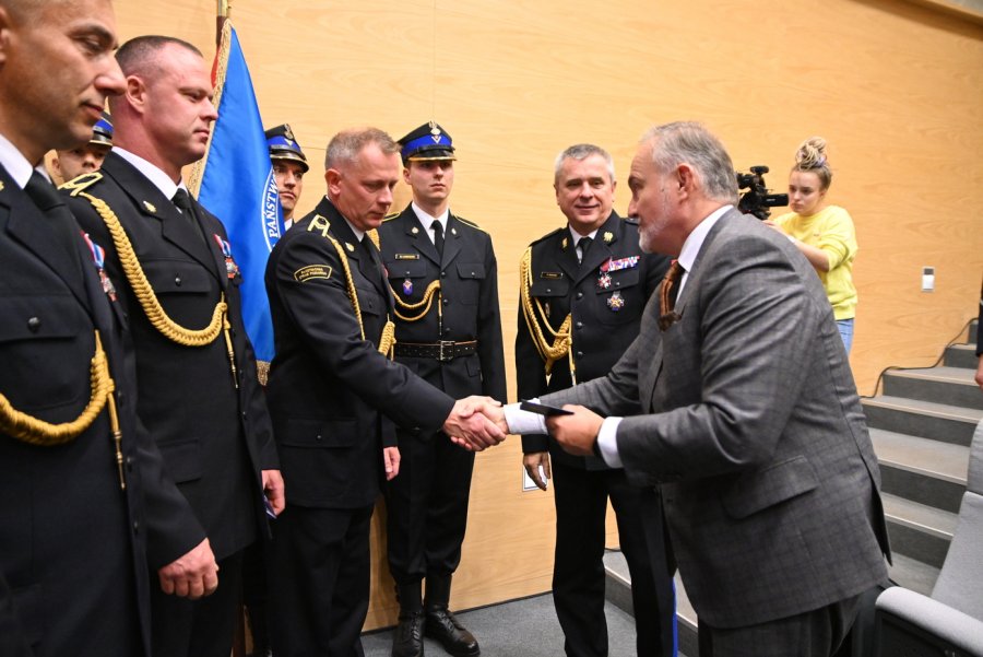 Wręczenie medali wyróżniającym się strażakom. Na zdj. m.in. Wojciech Szczurek, Prezydent Miasta Gdyni i Nadbrygadier Piotr  Socha, Pomorski Komendant Wojewódzki PSP. Fot. Zygmunt Gołąb 