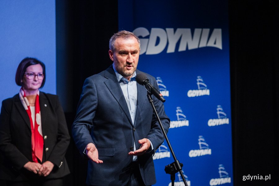 Wiceprezydent Gdyni Tomasz Augustyniak przemawiający podczas gali wręczenia Nagrody Prezydent Miasta Gdyni pracownikom ochrony zdrowia 