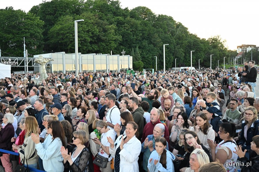 Publiczność zgromadzona na Bulwarze Nadmorskim podczas koncertu &bdquo;Cztery żywioły&rdquo;