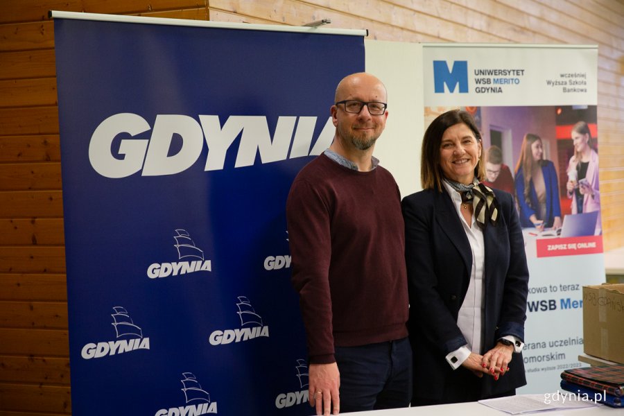 Meżczyzna i kobieta na tle napisu Gdyni