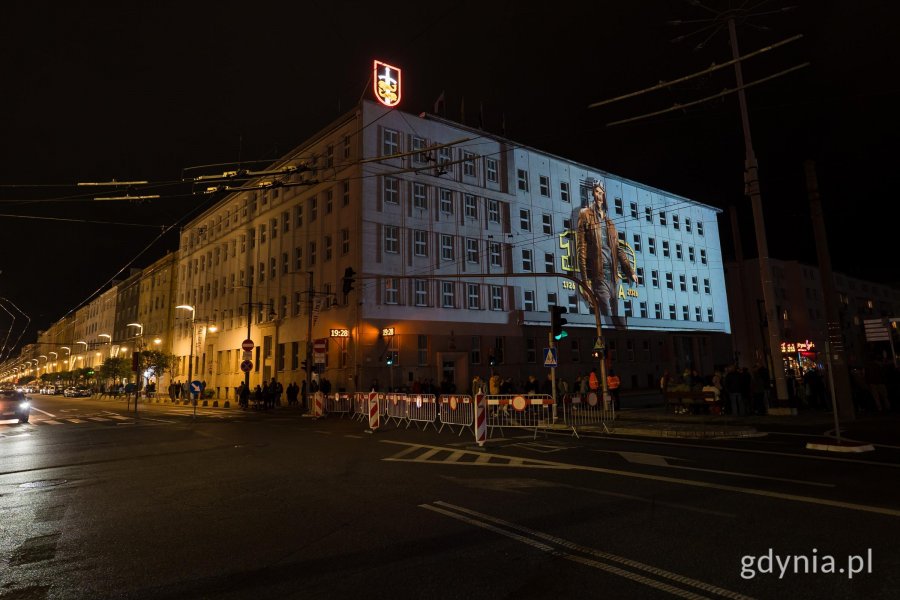 &bdquo;Zaczęło się  od morza. Baśniowa opowieść o Gdyni&rdquo;, video mapping na fasadzie urzędu miasta i widzowie