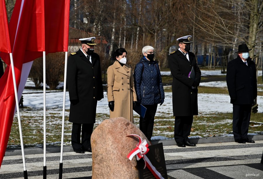 Kadm. Mirosław Jurkowlaniec – dowódca 3. Flotylli Okrętów, Joanna Zielińska – przewodnicząca Rady Miasta Gdyni, Danuta Sikora - dyrektor gdyńskiego Oddziału Regionalnego Agencji Mienia Wojskowego podczas uroczystości odsłonięcia tablic pamiątkowych poświęconych polskim marynarzom, którzy walczyli na frontach II wojny światowej // fot. Marcin Mielewski  