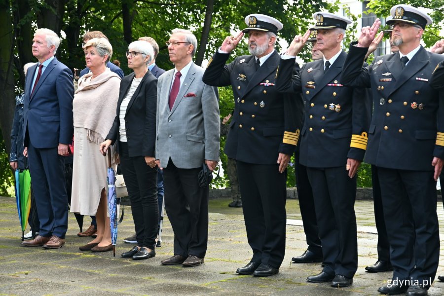 Od lewej: senator Sławomir Rybicki, radna Gdyni Elżbieta Raczyńska, Joanna Zielińska - przewodnicząca Rady Miasta Gdyni, radny Zenon Roda oraz przedstawiciele Marynarki Wojennej RP podczas uroczystości z okazji 83. rocznicy wybuchu II wojny światowej, które odbyły się na Cmentarzu Wojennym w Redłowie // fot. Magdalena Czernek 