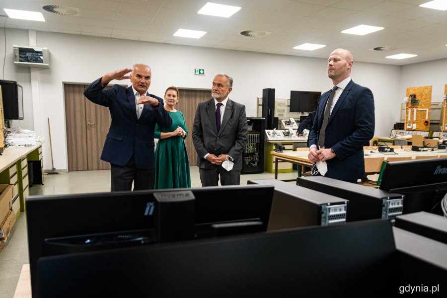 Prezydent Gdyni Wojciech Szczurek i wiceprezydent Bartosz Bartoszewicz podziwiają nowe pracownie w Zespole Szkół Chłodniczych i Elektronicznych // fot. Kamil Złoch