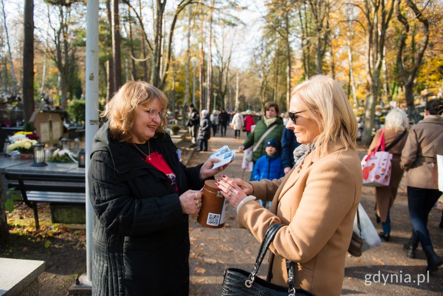 Radna miasta Ewa Krym podczas kwesty na rzecz gdyńskiego hospicjum